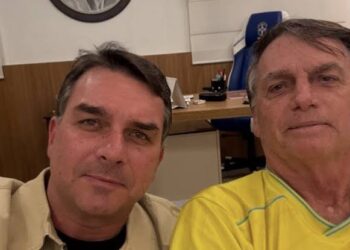 Flávio Bolsonaro visita o pai e critica decisão de Moraes