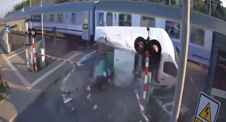 Motorista de van avança sinal vermelho, fica preso entre as cancelas e é atingido por trem na Polônia