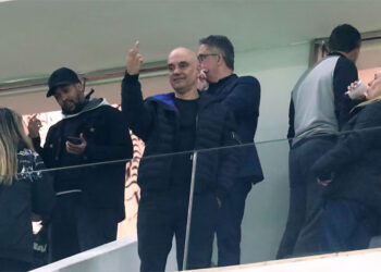 Fotógrafo é demitido após registrar gesto obsceno de Alexandre de Moraes em estádio