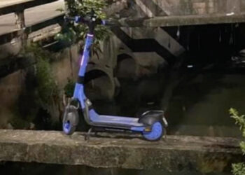 Patinete elétrico abandonado em canal viraliza nas redes