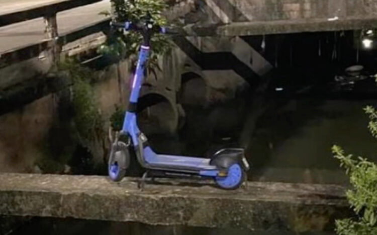 Patinete elétrico abandonado em canal viraliza nas redes
