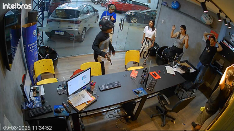 Dupla armada invade revendedora de veículos e ameaça funcionários em Belém