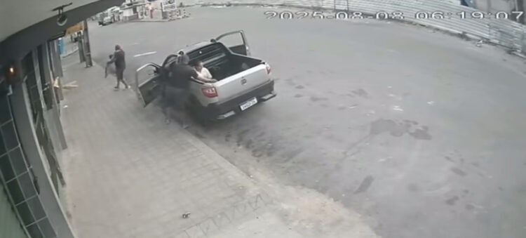 Homem é flagrado abandonando idoso em calçada em São Luís