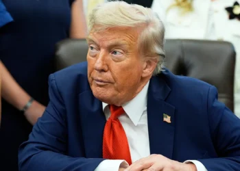 Governo Trump pode restringir acesso de brasileiros a remédios para HIV, tuberculose e diabetes