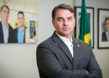 “Lula não quer diálogo com Trump, quer o caos”, diz Flávio Bolsonaro