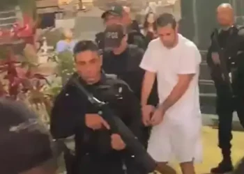 Preso pelo 8/1 vai ao velório da avó algemado e escoltado por policiais