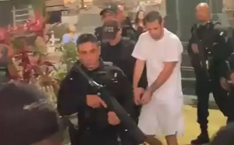 Preso pelo 8/1 vai ao velório da avó algemado e escoltado por policiais