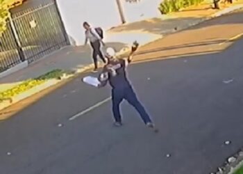 Jovem é atacada por morador de rua com lata de cerveja