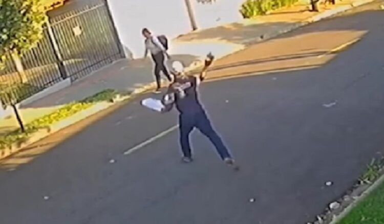 Jovem é atacada por morador de rua com lata de cerveja