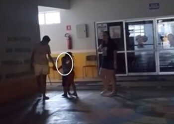 Criança de 4 anos é esquecida e fica mais de 1 hora trancada sozinha em creche no Ceará