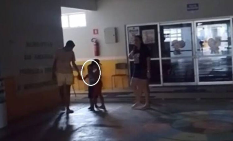 Criança de 4 anos é esquecida e fica mais de 1 hora trancada sozinha em creche no Ceará