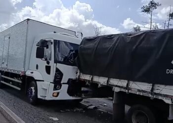 Engavetamento entre caminhões interdita BR-316; motorista ficou preso nas ferragens