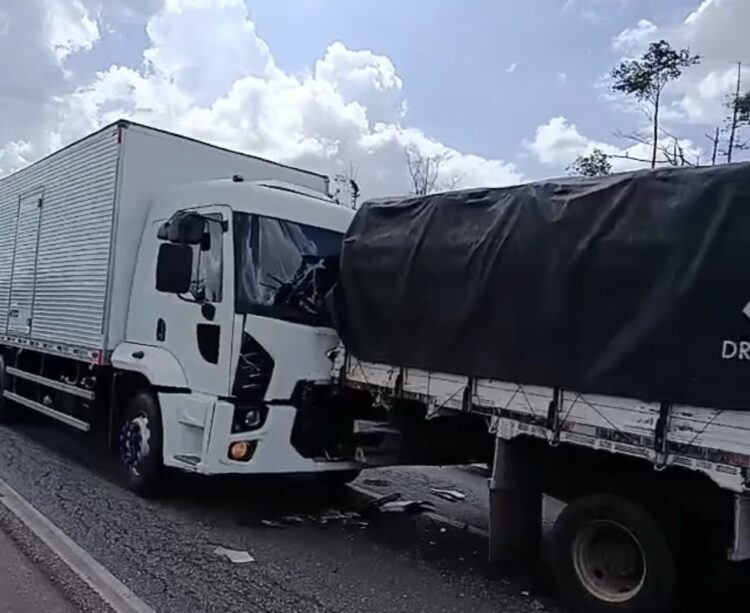 Engavetamento entre caminhões interdita BR-316; motorista ficou preso nas ferragens