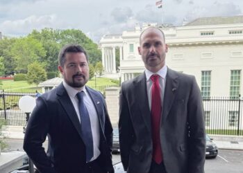 Trump convida Eduardo e Paulo Figueiredo para assistirem na Casa Branca o julgamento de Bolsonaro