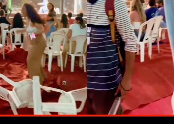 Mulher se exalta em comemoração de vitória e quebra cadeiras em evento de luta