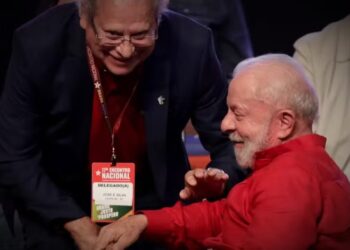 Em dia de protestos, Lula defende reeleição e a volta de condenados por corrupção à política