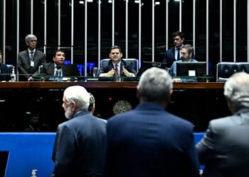 Senado aprova manter isenção de IR para quem ganha até 2 salário mínimos