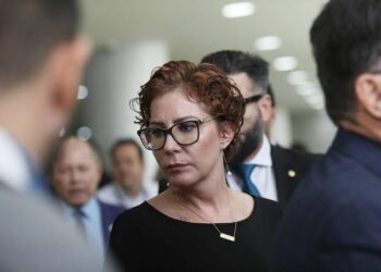 Carla Zambelli passa mal ao chegar à audiência de processo de extradição na Itália