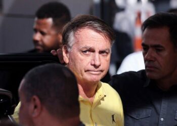 Bolsonaro chega a hospital de Brasília para fazer exames após crises de soluços e falta de ar