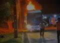 Ônibus de viagem pega fogo em Tucuruí