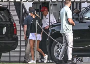 Após fake news de mort3 de Trump viralizar, presidente americano foi visto a caminho de campo de golfe