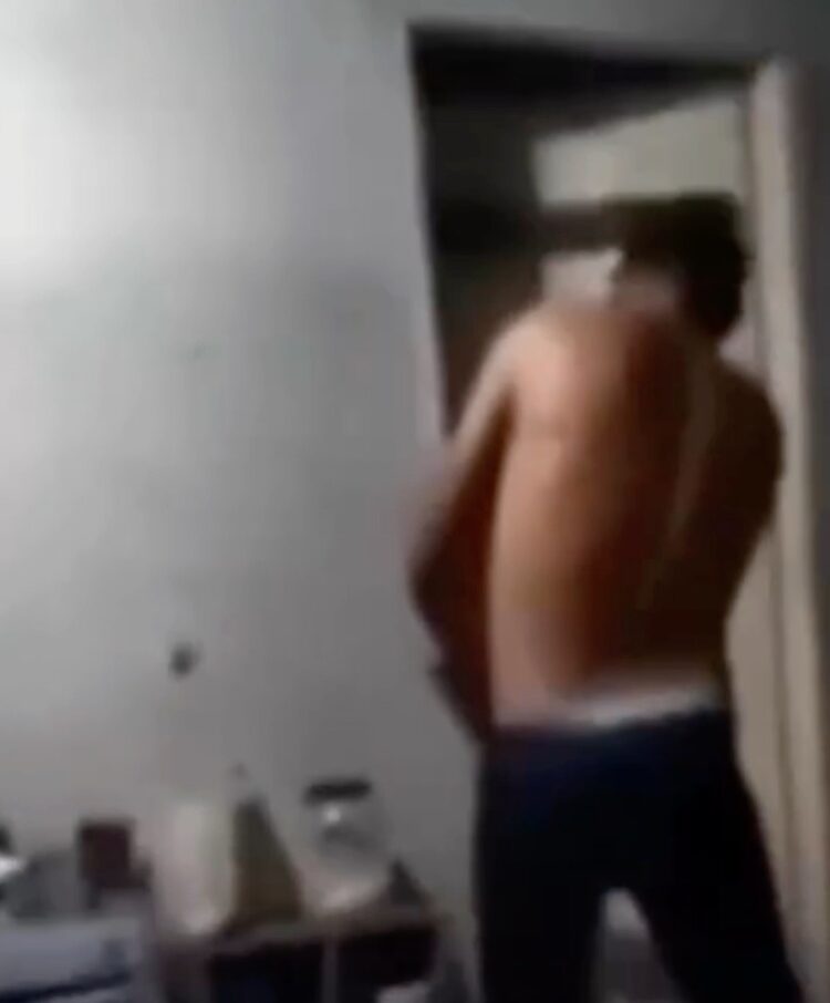 Em Tailândia, mulher é brutalment3 espancad@ pelo marido na frente da própria filha