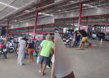 Confusão entre segurança e suspeito de furto mobiliza clientes em supermercado na Av. Senador Lemos