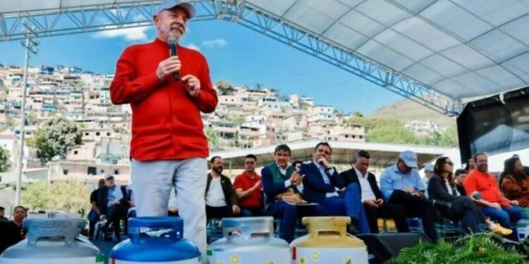 Lula defende que ‘muitos tenham pouco dinheiro’ para país evoluir