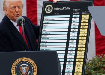 Trump anuncia novas tarifas sobre medicamentos, caminhões e móveis