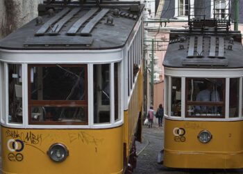 Sobe para 17 número de mort0s após bondinho descarrilar em Lisboa; veja imagens exclusivas de minutos após o descarrilamento