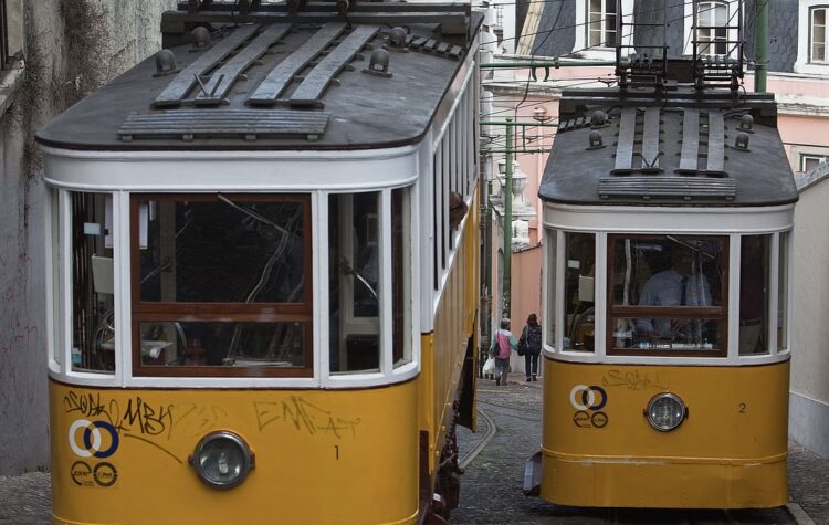 Sobe para 17 número de mort0s após bondinho descarrilar em Lisboa; veja imagens exclusivas de minutos após o descarrilamento