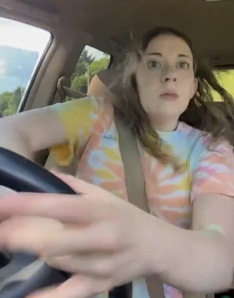 Motorista capota carro ao gravar vídeo para o TikTok nos EUA