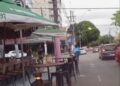 Restaurante em Belém bloqueia passagem de pedestres e estacionamento de PCD