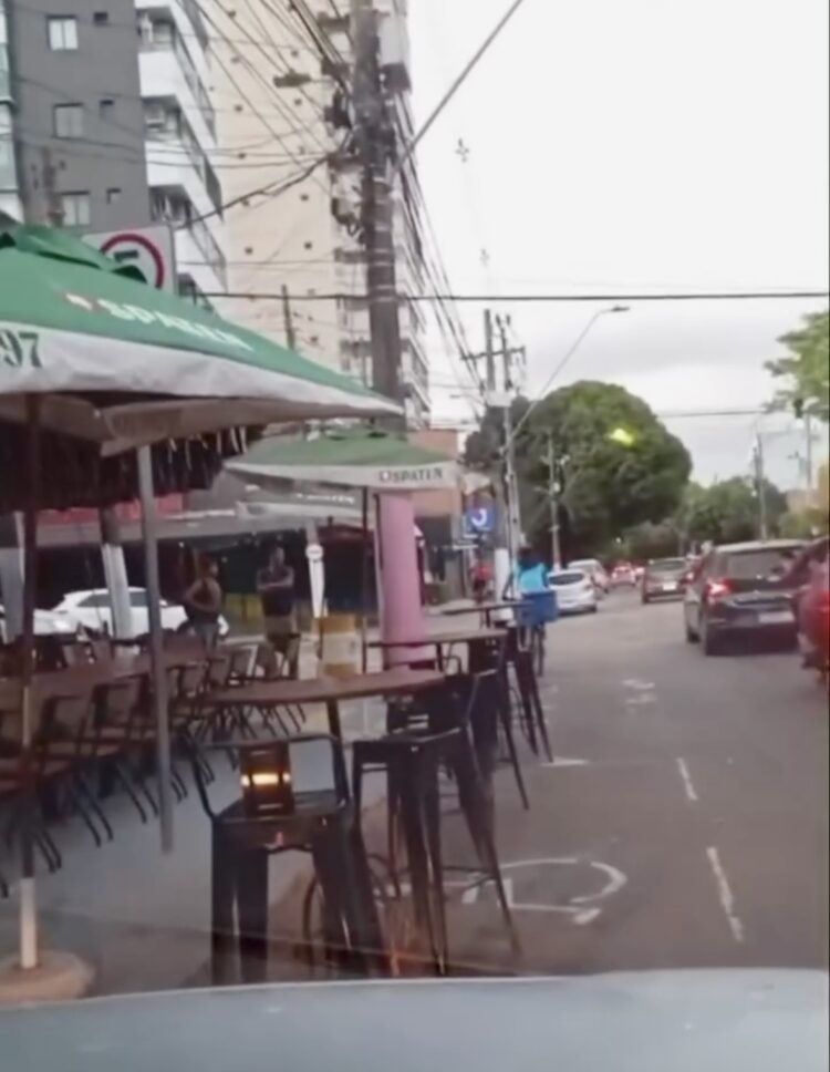 Restaurante em Belém bloqueia passagem de pedestres e estacionamento de PCD