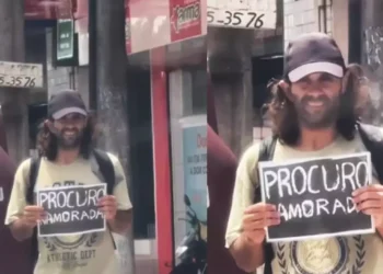 “Procuro Namorada”: Homem chama atenção com cartaz em avenida de Marituba