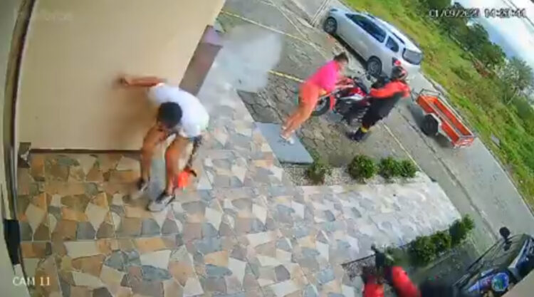 Homem é perseguido e executado a tiros na frente da esposa