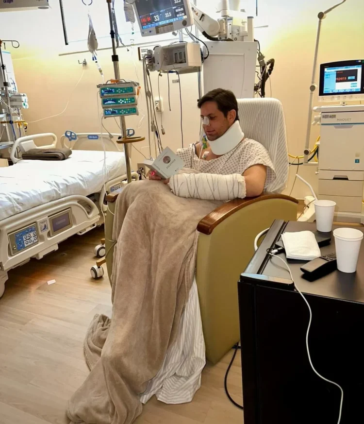 Internado, Rafael Motta publica foto sentado e lendo: “pareciam coisas tão distantes”