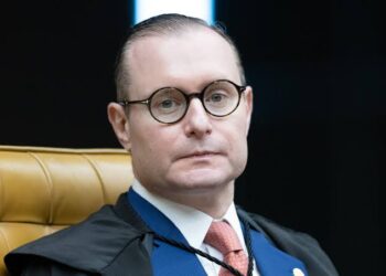 A pedido de Moraes, Zanin marca mais um dia para julgar Bolsonaro