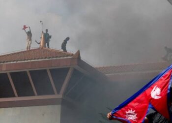 Renúncia de primeiro-ministro e morte de ex-primeira-dama agravam crise no Nepal