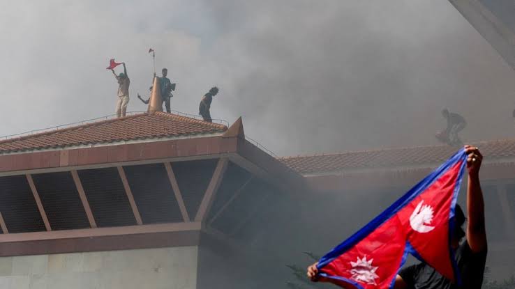 Renúncia de primeiro-ministro e morte de ex-primeira-dama agravam crise no Nepal
