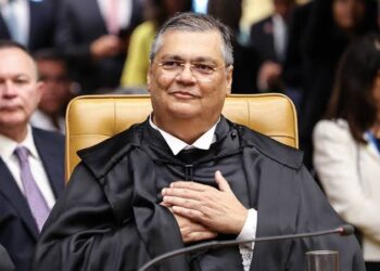 Dino ironiza Magnitsky e diz que Mickey não muda julgamento no STF