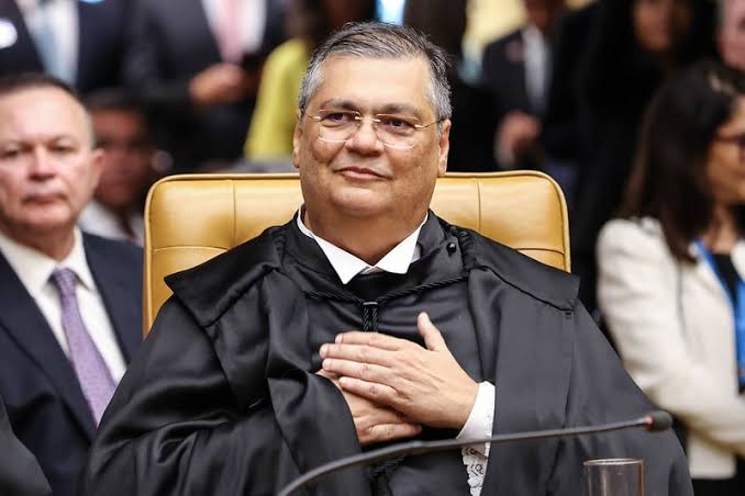 Dino ironiza Magnitsky e diz que Mickey não muda julgamento no STF