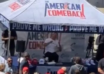 Líder conservador aliado de trump sofre atentado a tiros em universidade de Utah