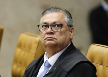 Flávio Dino processou idoso por crítica em grupo de condomínio no WhatsApp