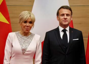 Macron apresentará ‘prova científica’ de que sua esposa nasceu mulher à Justiça dos EUA