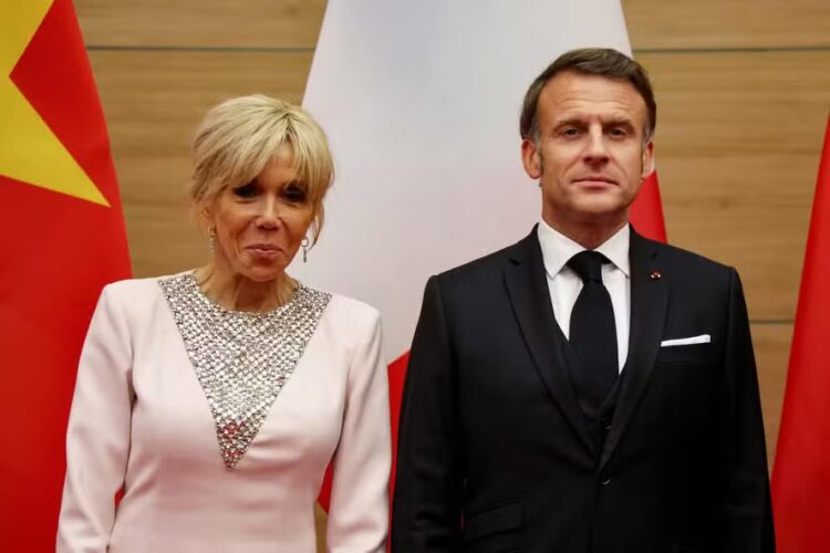 Macron apresentará ‘prova científica’ de que sua esposa nasceu mulher à Justiça dos EUA
