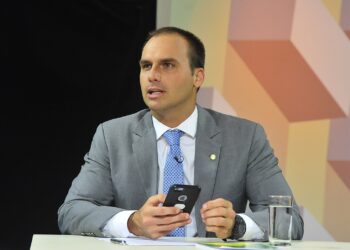 Eduardo Bolsonaro cita Papuda e acusa Moraes de querer matar seu pai