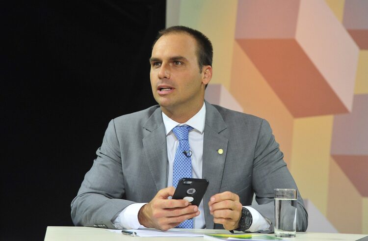 Eduardo Bolsonaro cita Papuda e acusa Moraes de querer matar seu pai