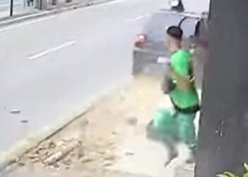 Trabalhador escapa por centímetros de acidente e ajoelha em gratidão à vida