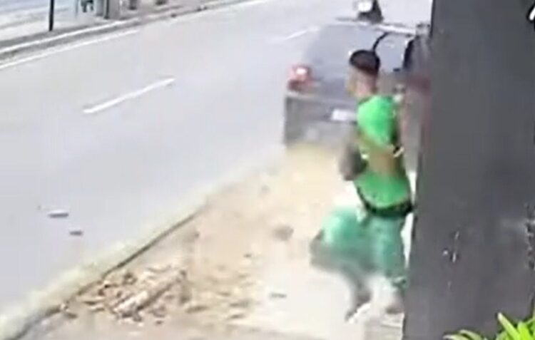 Trabalhador escapa por centímetros de acidente e ajoelha em gratidão à vida